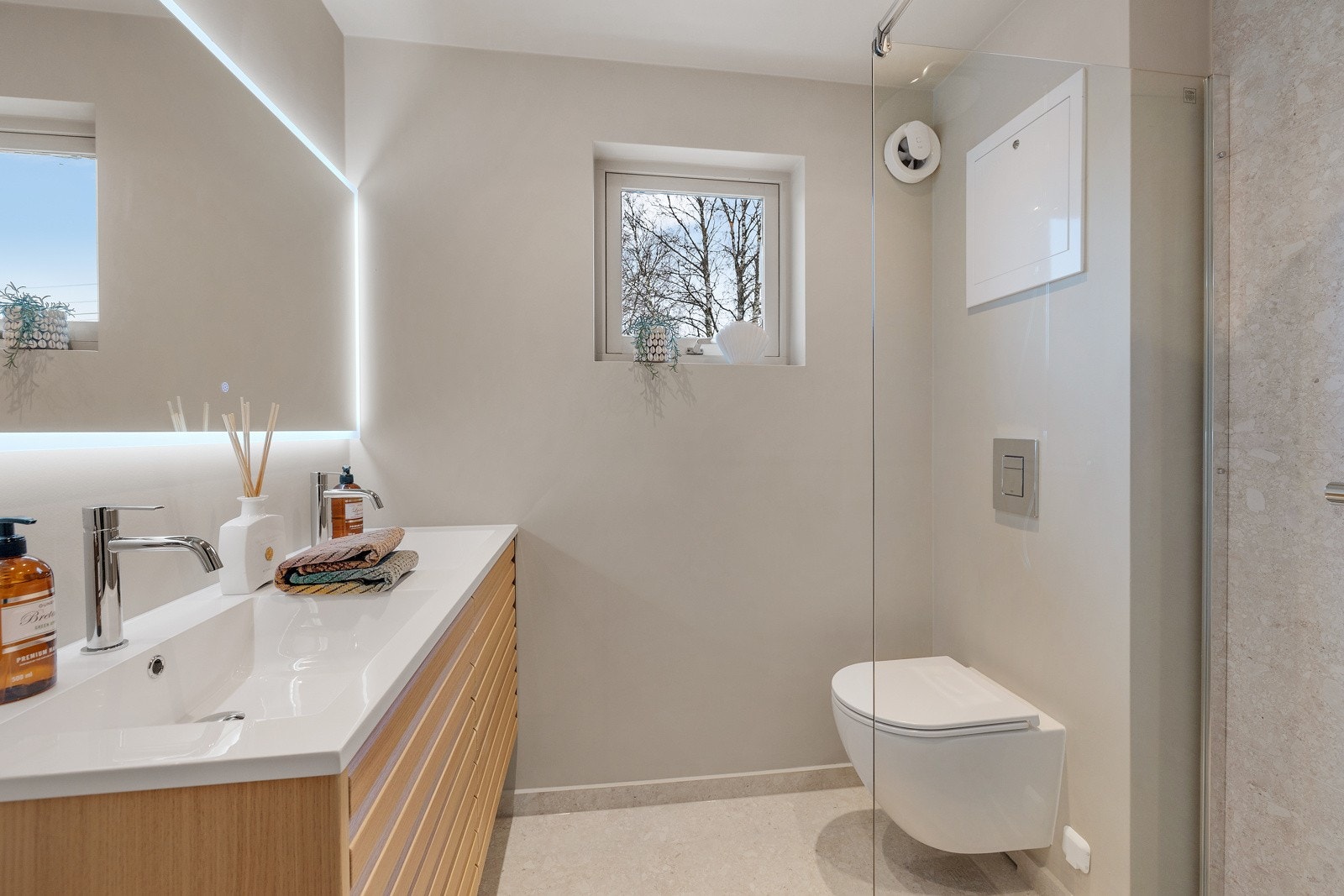 Utstyrt med varmekabler, downlights, vegghengt toalett og dusjhjørne. Galleribilde