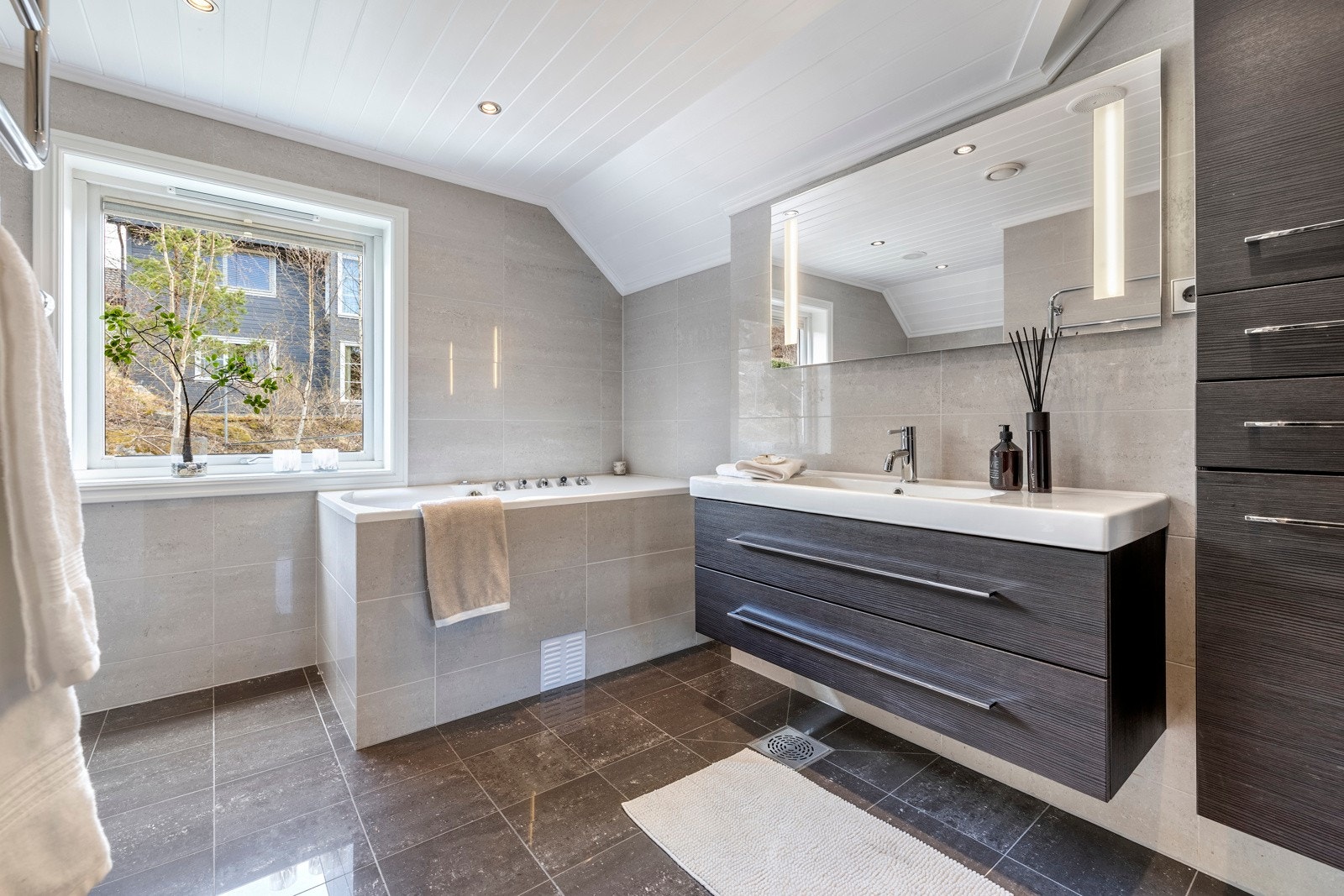 Boligen byr på et lekkert bad i andre etasje. Galleribilde