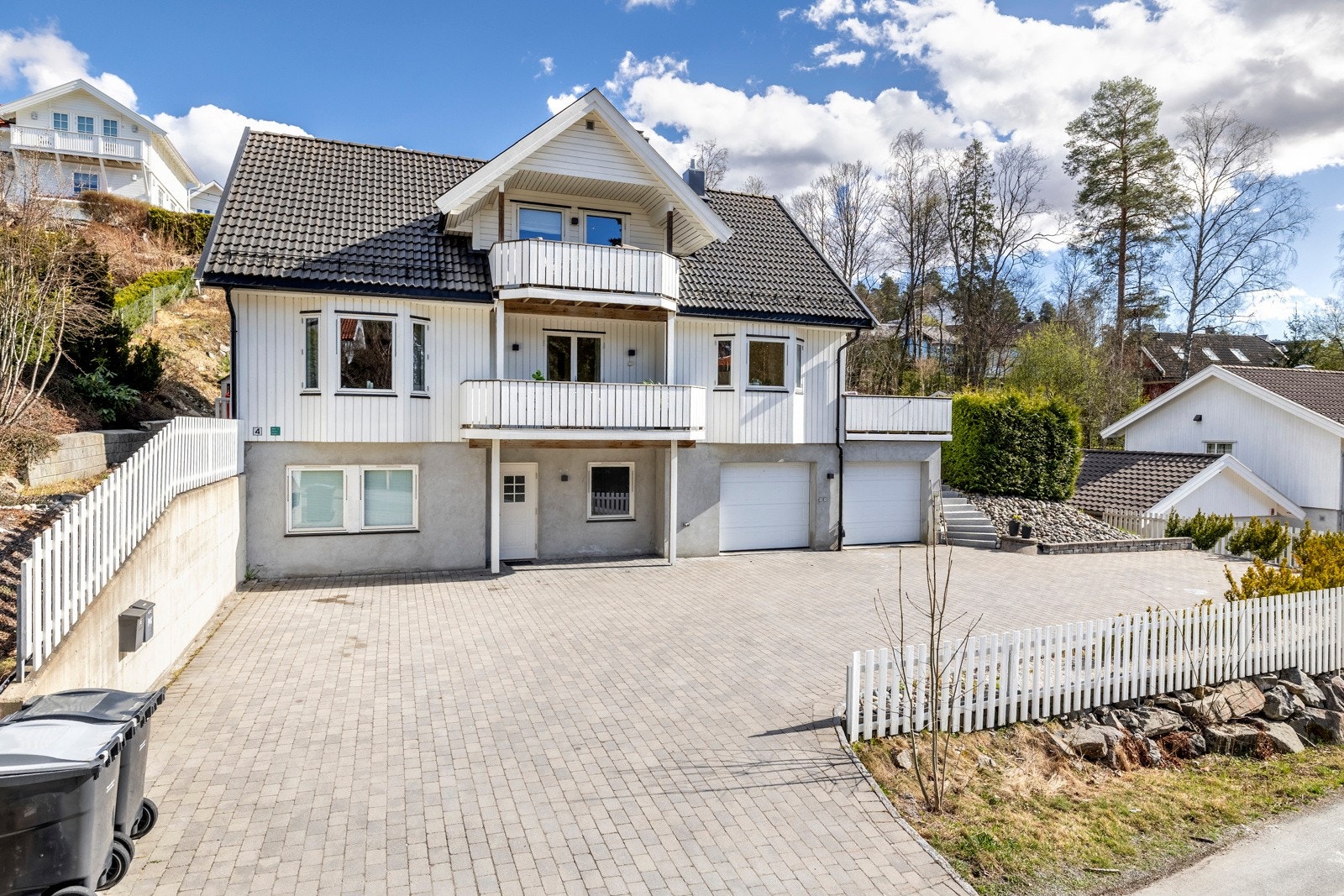 Foran huset ligger en romslig gårdsplass med plass til flere biler. Galleribilde
