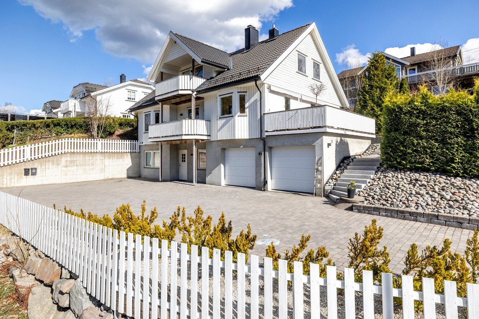 I tillegg har boligen to integrerte garasjer, en med elbillader. Galleribilde