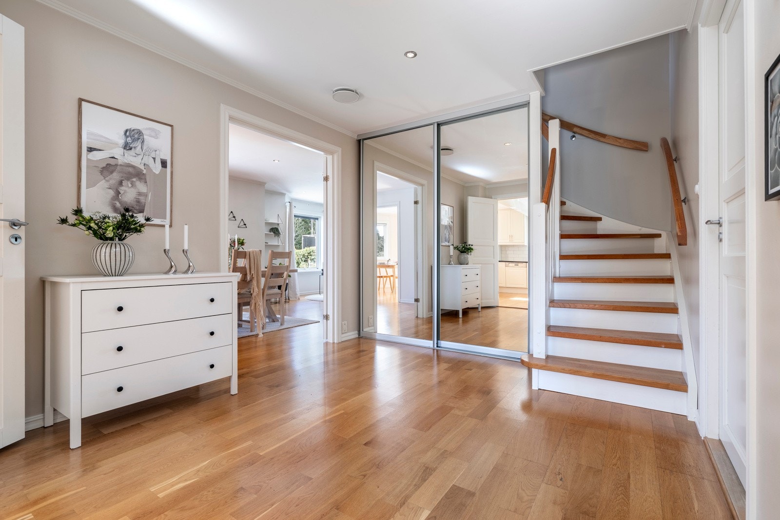 Fra entréen kommer du videre inn i en romslig gang utstyrt med praktisk skyvedørsgarderobe. Galleribilde
