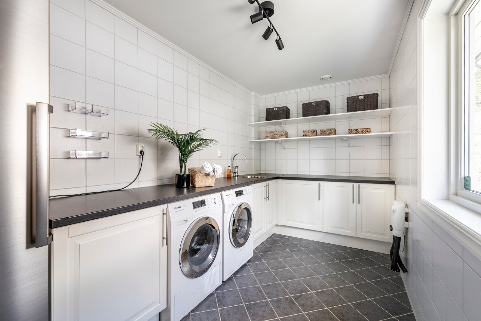 Innredningen består av benk med nedfelt servant og underskap. Det er avsatt plass for både vaskemaskin og tørketrommel under benken. Galleribilde