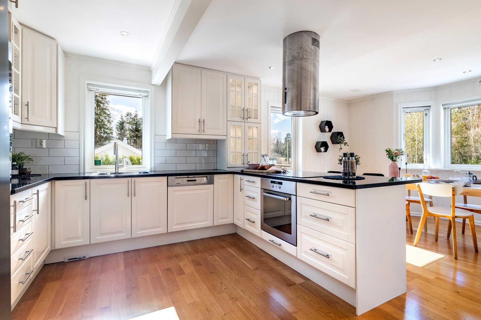 Kjøkkenet byr på integrerte hvitevarer som platetopp, ovn, mikro, kaffemaskin og oppvaskmaskin, og det er tilrettelagt nisje for frittstående kjøl/frys. Galleribilde