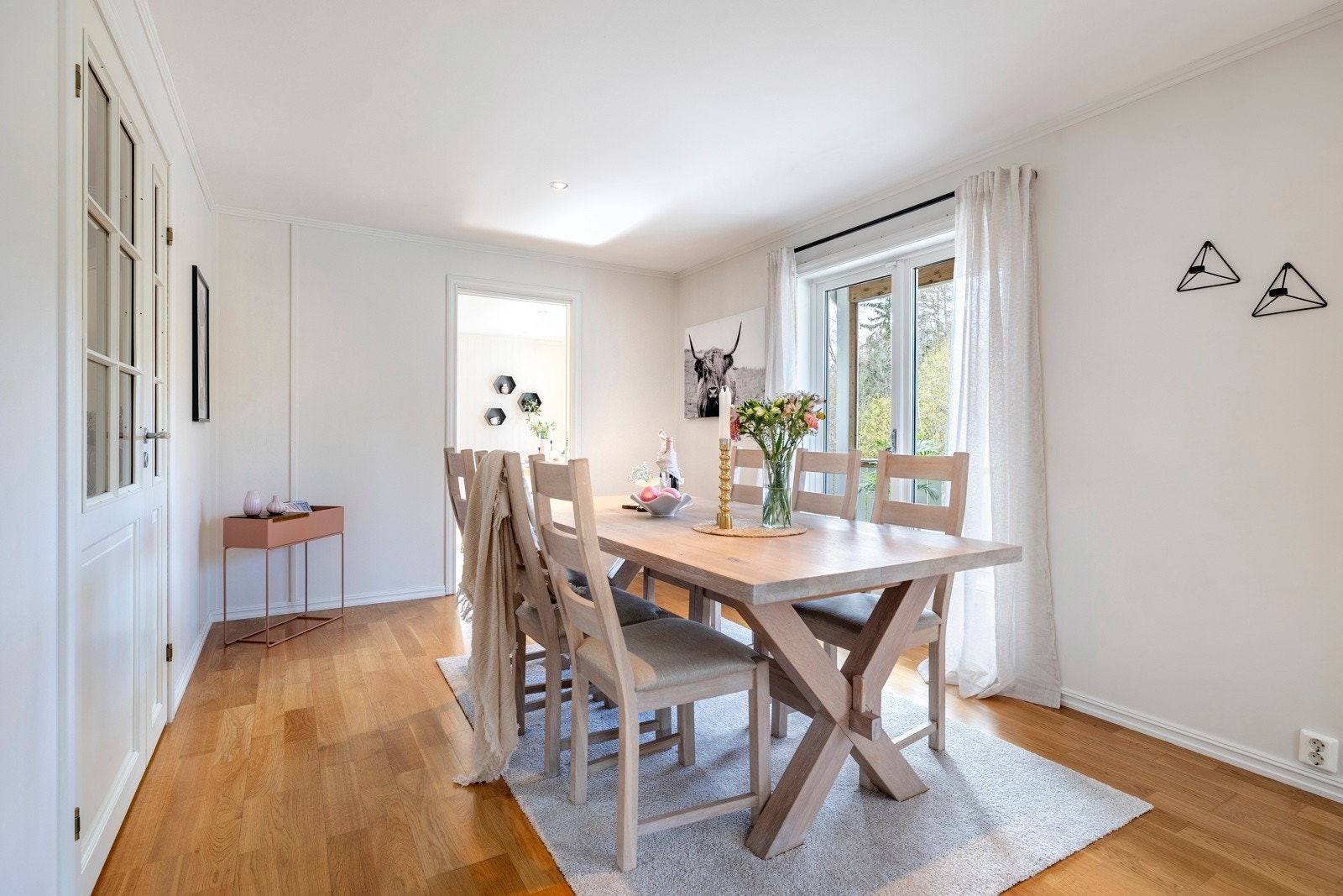 Store vindusflater sørger for godt med naturlig lys, og fra stuen er det utgang til en balkong. Galleribilde