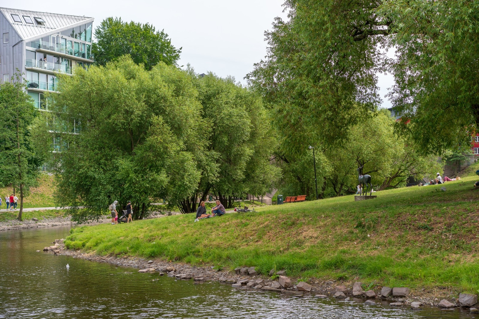 Nyt grønne omgivelser langs Akerselva - kun ett minutts gange fra leiligheten. Galleribilde