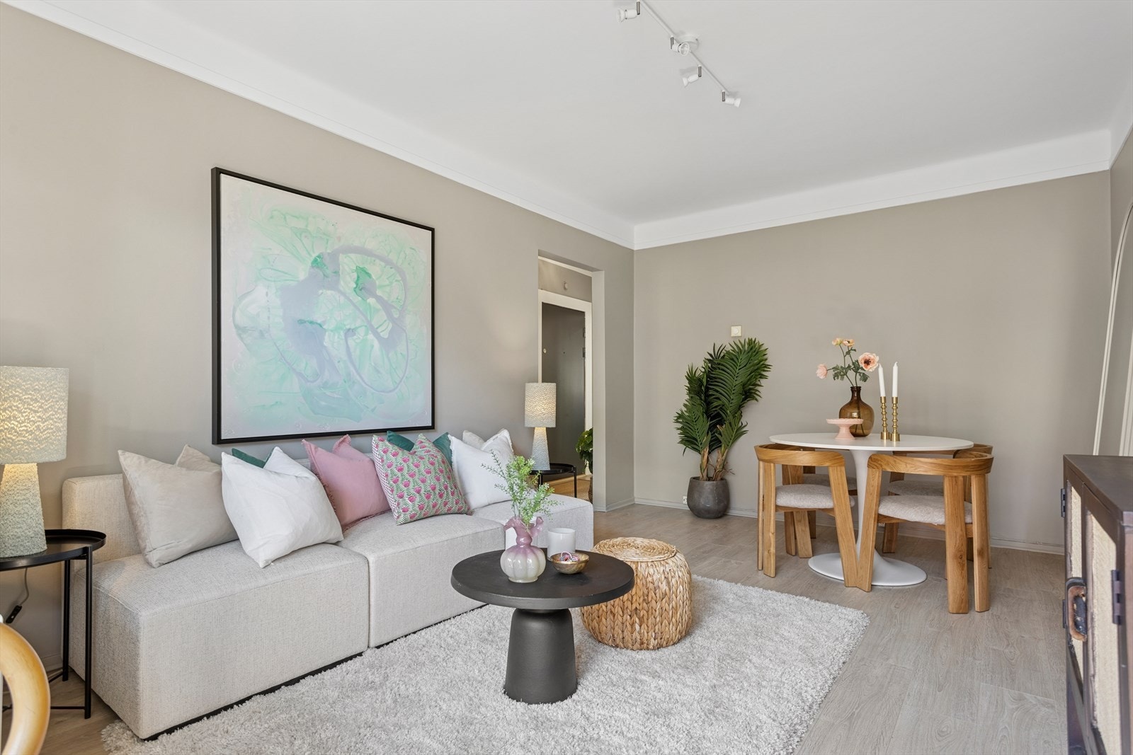 Leiligheten ligger i 3. etasje av en boligblokk, utmerket plassert på Grünerløkka med nærhet til alle nødvendige fasiliteter. Galleribilde