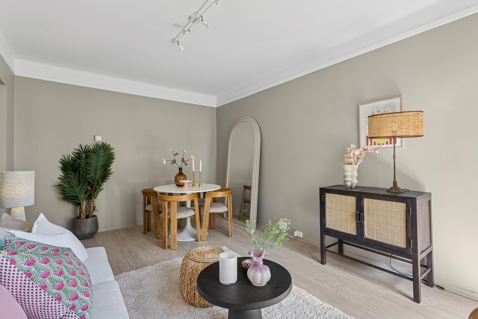 Oppholdsrommet kan naturlig inndeles i soner og gir plass til sofa, TV og spisebord. Galleribilde