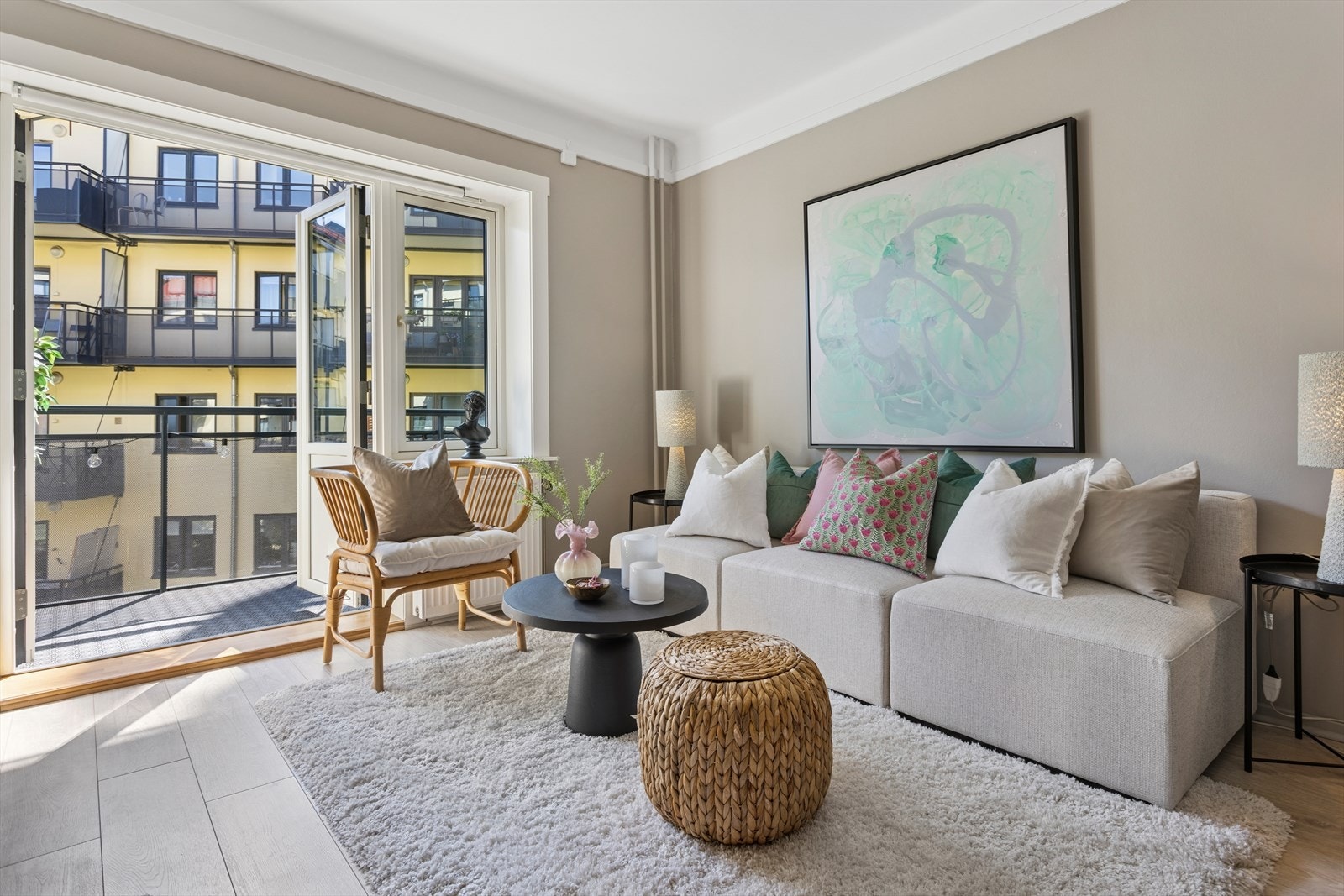 Leiligheten ble modernisert i 2015 med nye laminatgulv og et oppgradert kjøkken. Galleribilde