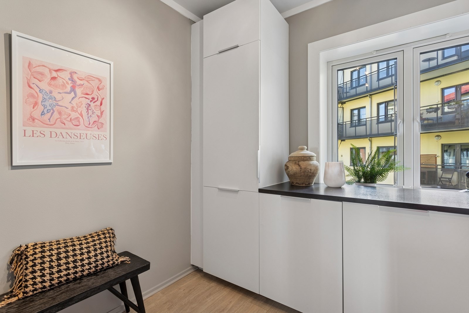 Den lyse innredningen fra 2015 har hvite, glatte fronter og en benkeplate i laminat. Galleribilde