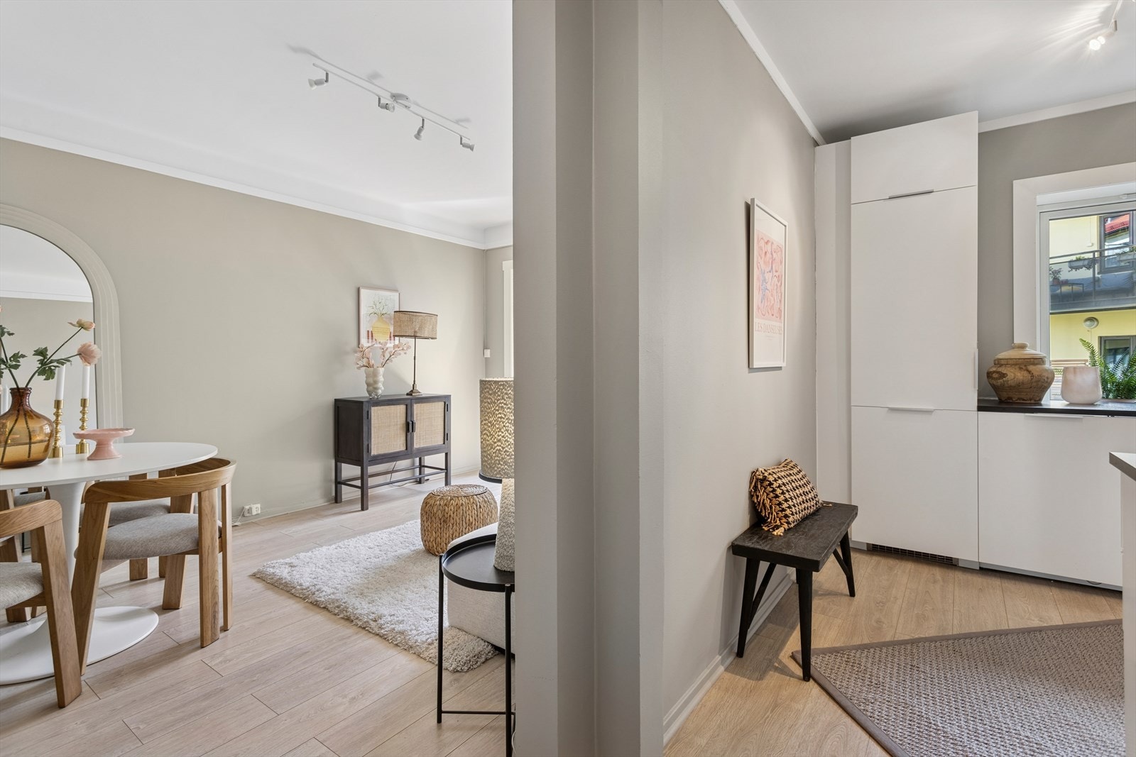 Leiligheten fremstår som svært innbydende, med veggflater malt i moderne og tidsriktige fargetoner. Galleribilde