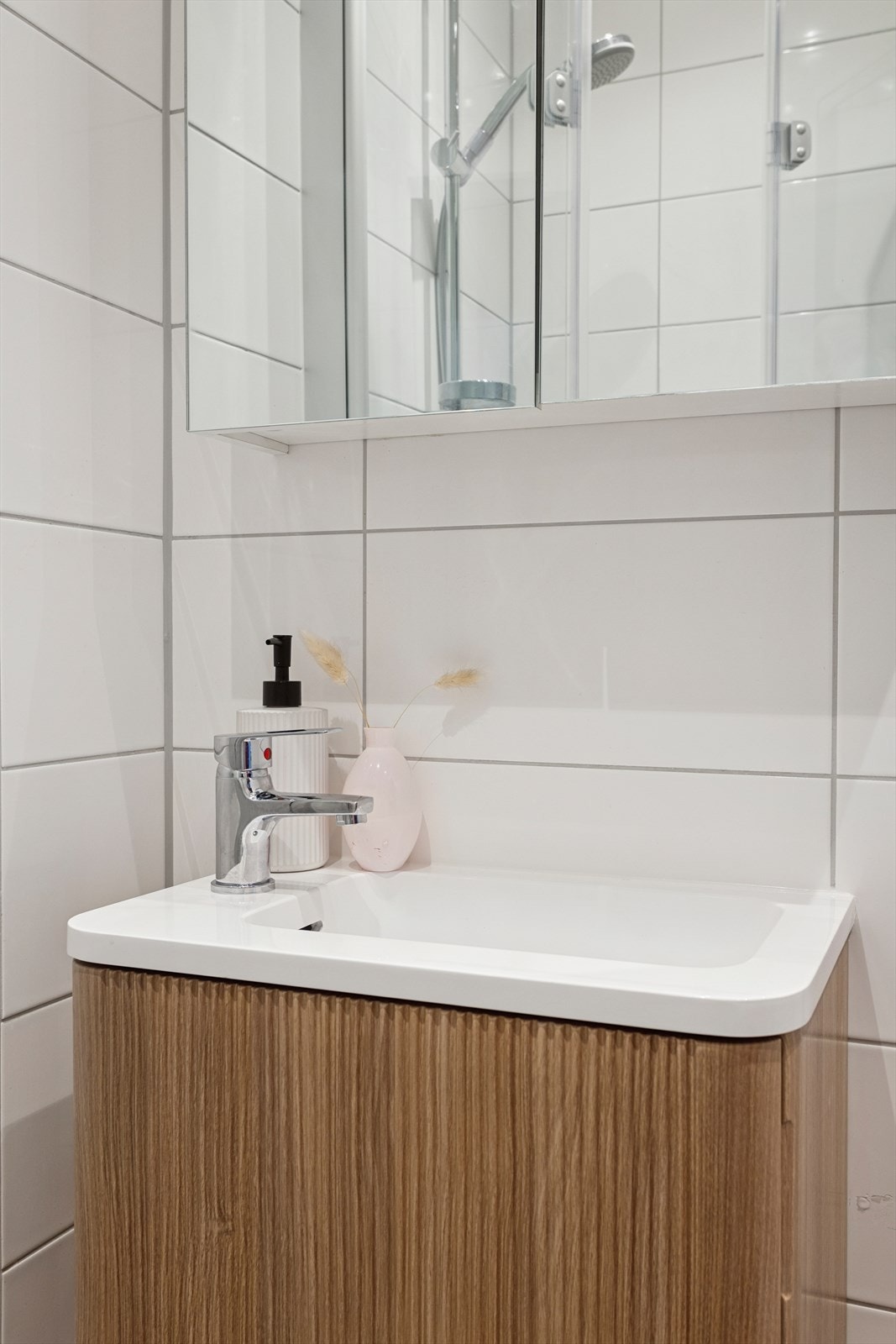 Dusjdører, servant og rør ble fornyet i 2025. Galleribilde