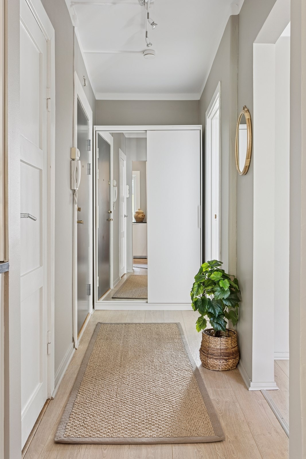 Trivelig entré med god plass til yttertøy og sko i en praktisk skyvedørsgarderobe. Galleribilde