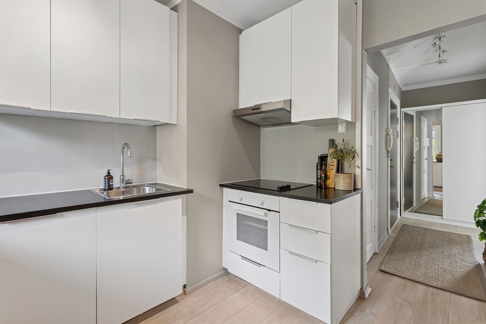 Benkeplaten er utstyrt med nedfelt oppvaskkum og ettgreps blandebatteri. Galleribilde