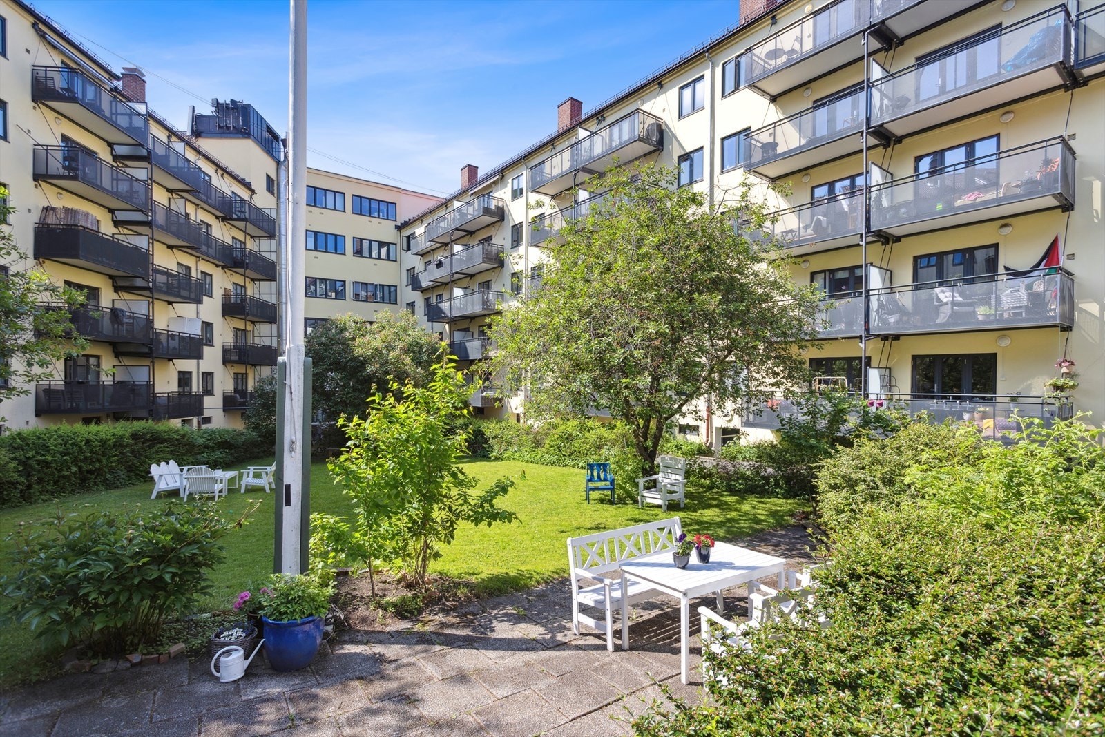 Borettslaget har en vakkert opparbeidet og sjarmerende bakgård som beboerne kan glede seg over. Galleribilde