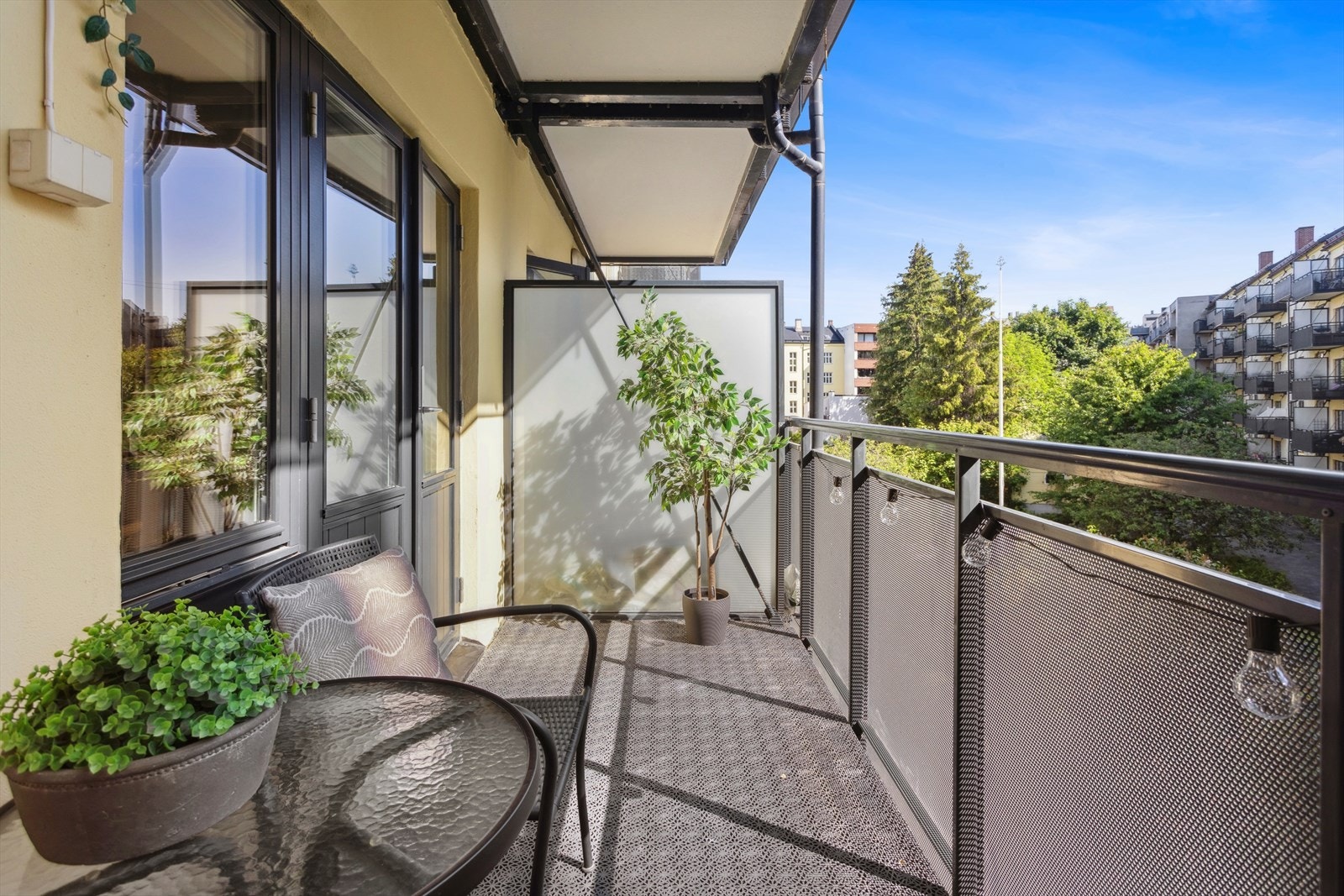 Fra stuen er det utgang til en trivelig balkong på ca. 6 m².
Her kan varme sommerdager nytes til det fulle! Galleribilde