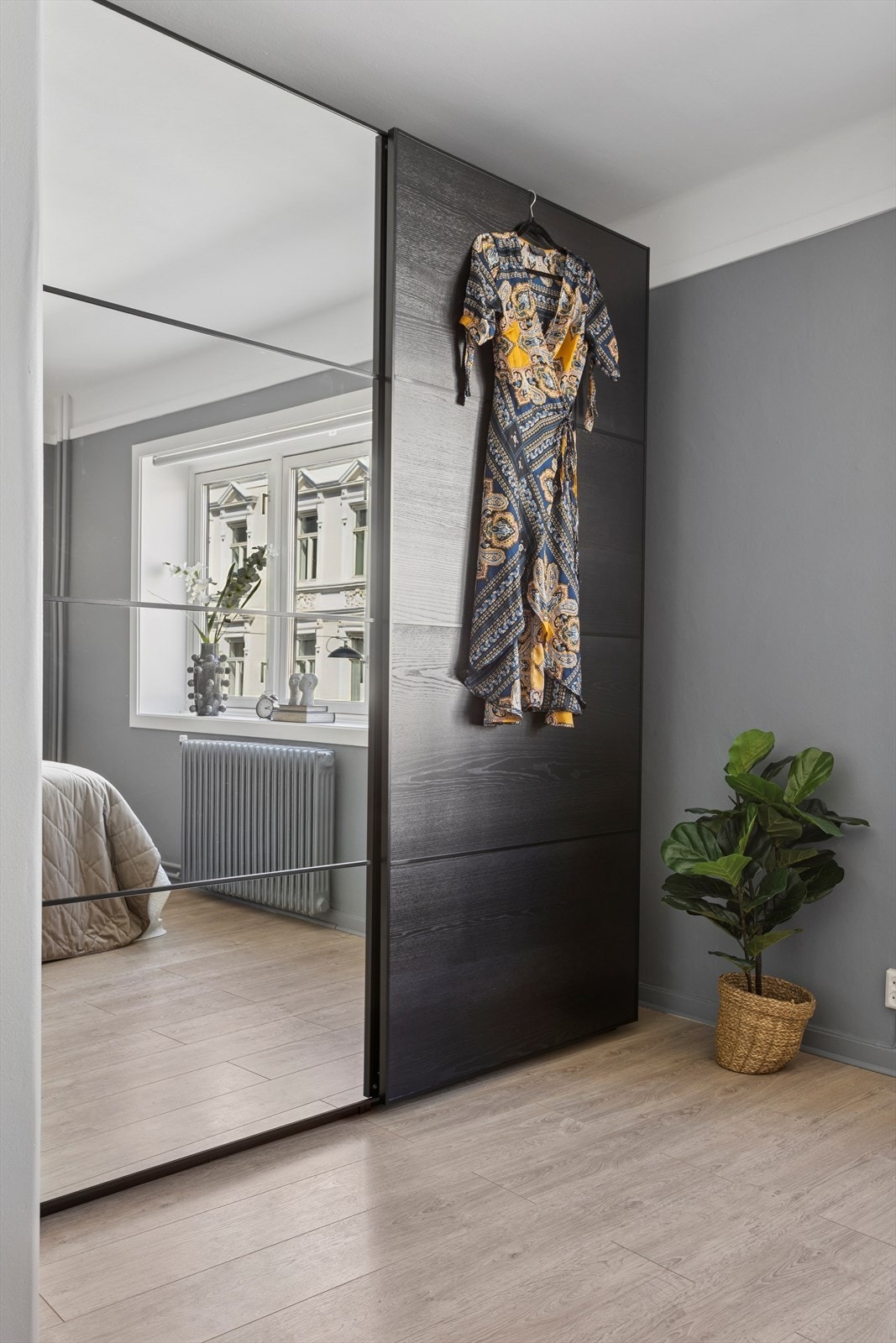 Klær og annet kan pent ryddes vekk i den praktiske skyvedørsgarderoben med én speilfront. Galleribilde