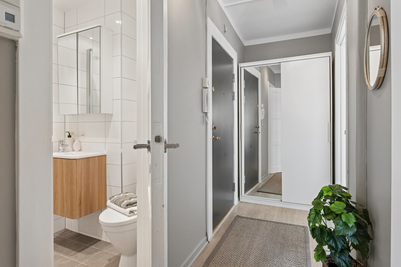 Leiligheten har eksterne lagringsmuligheter med én kjellerbod og én loftsbod, begge på ca. 2 m² hver. Galleribilde