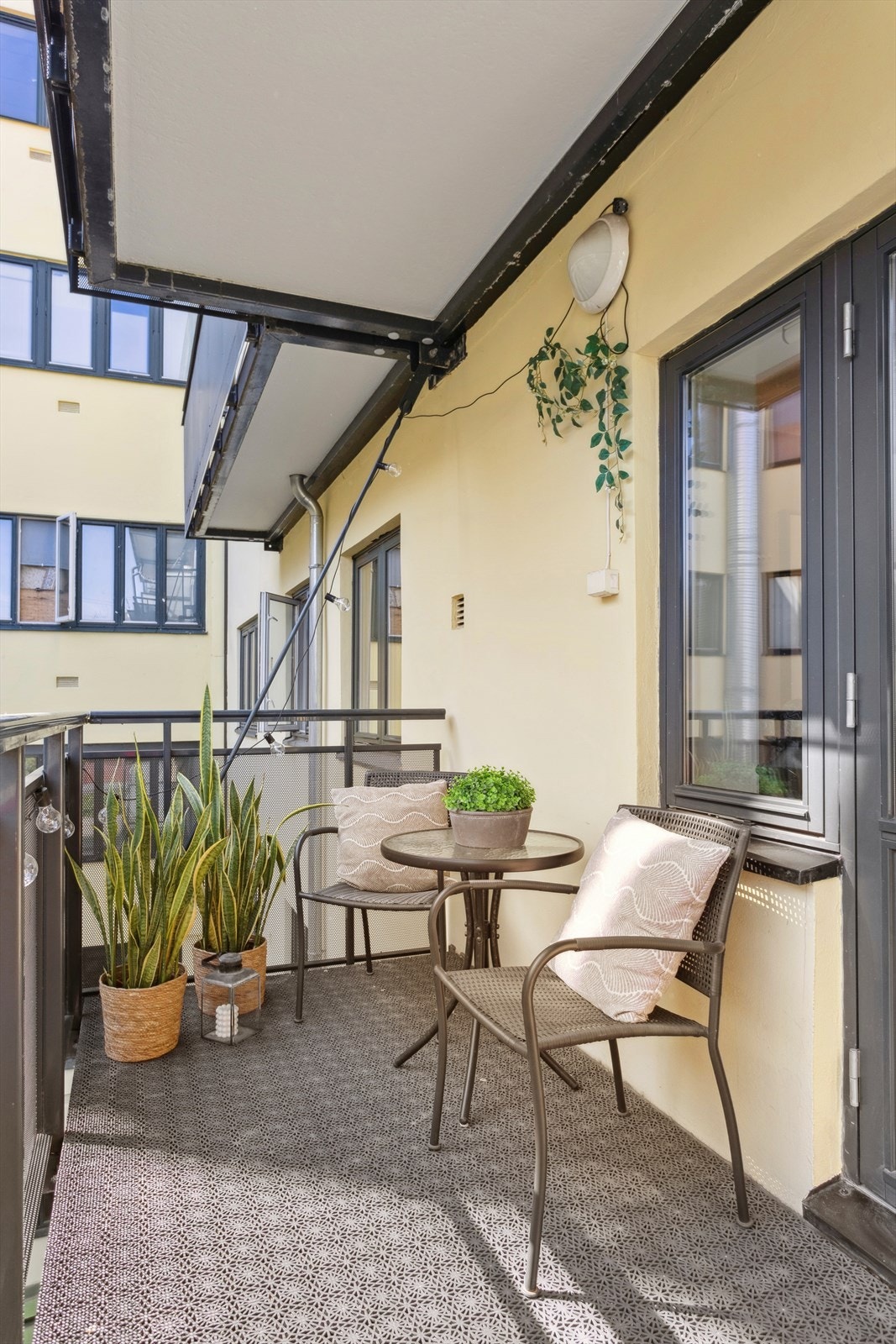 Balkongen er sørøst-vendt og har plass til ønsket balkongmøblement. Galleribilde