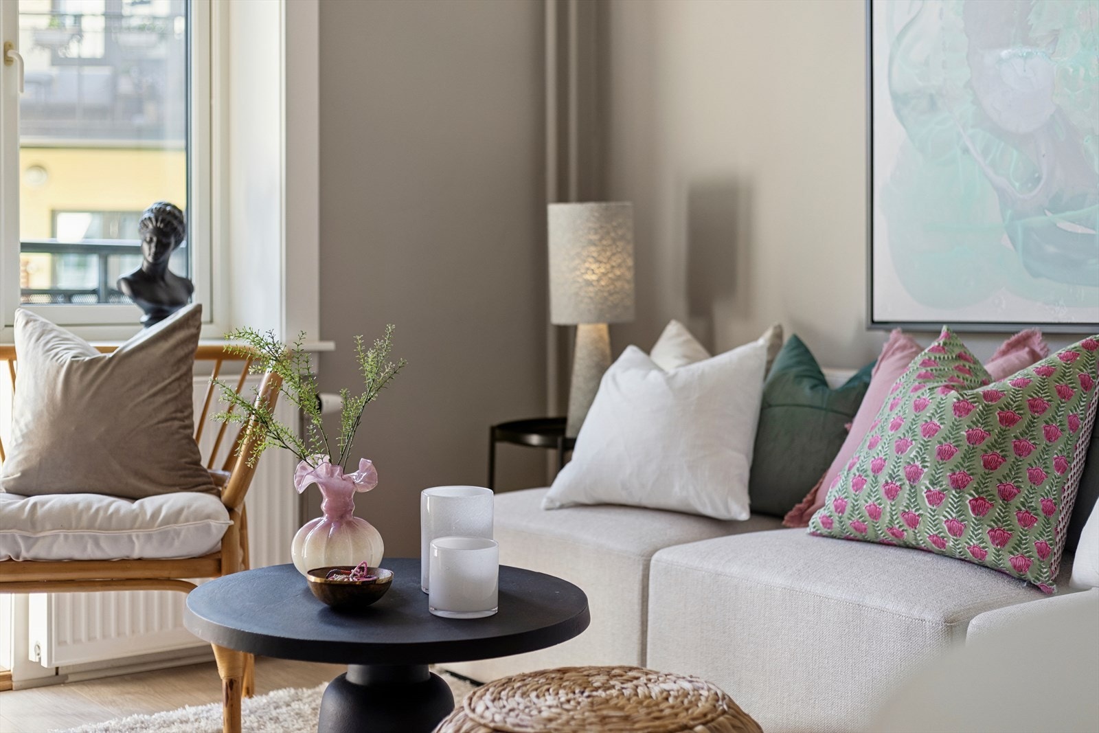 Leiligheten byr på en møbleringsvennlig stueavdeling. Galleribilde