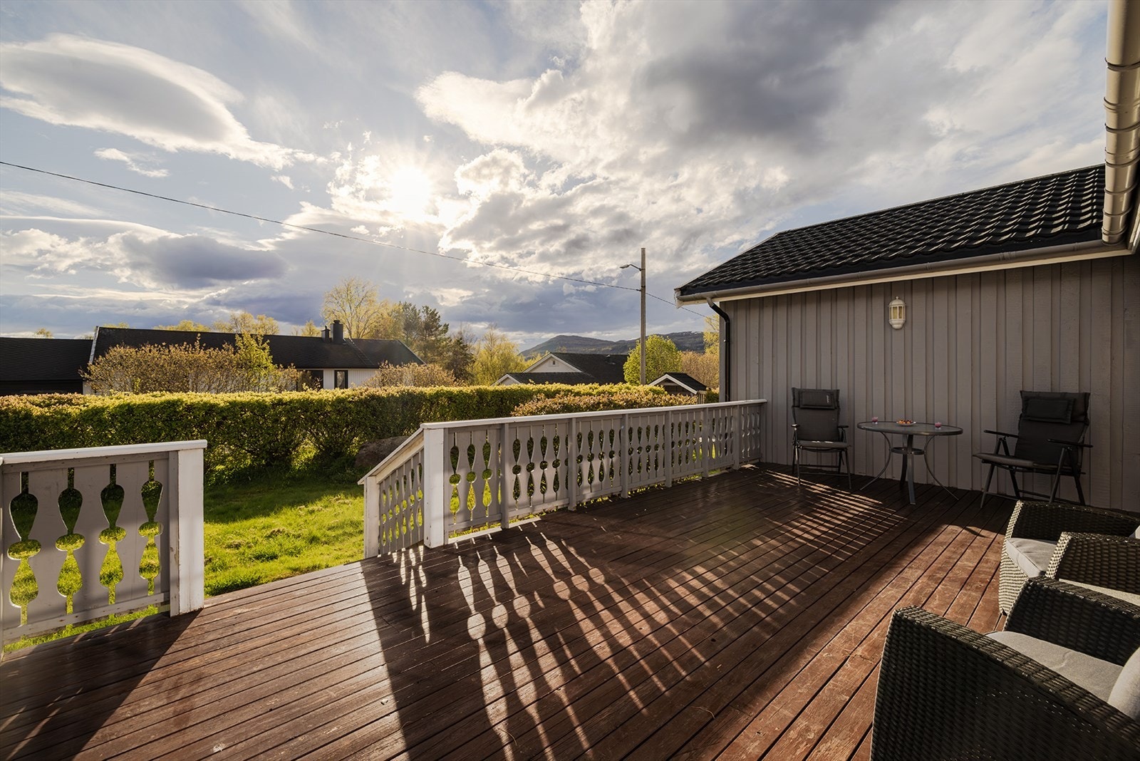 Balkongen er på 26 m2 og med trapp til hagen Galleribilde