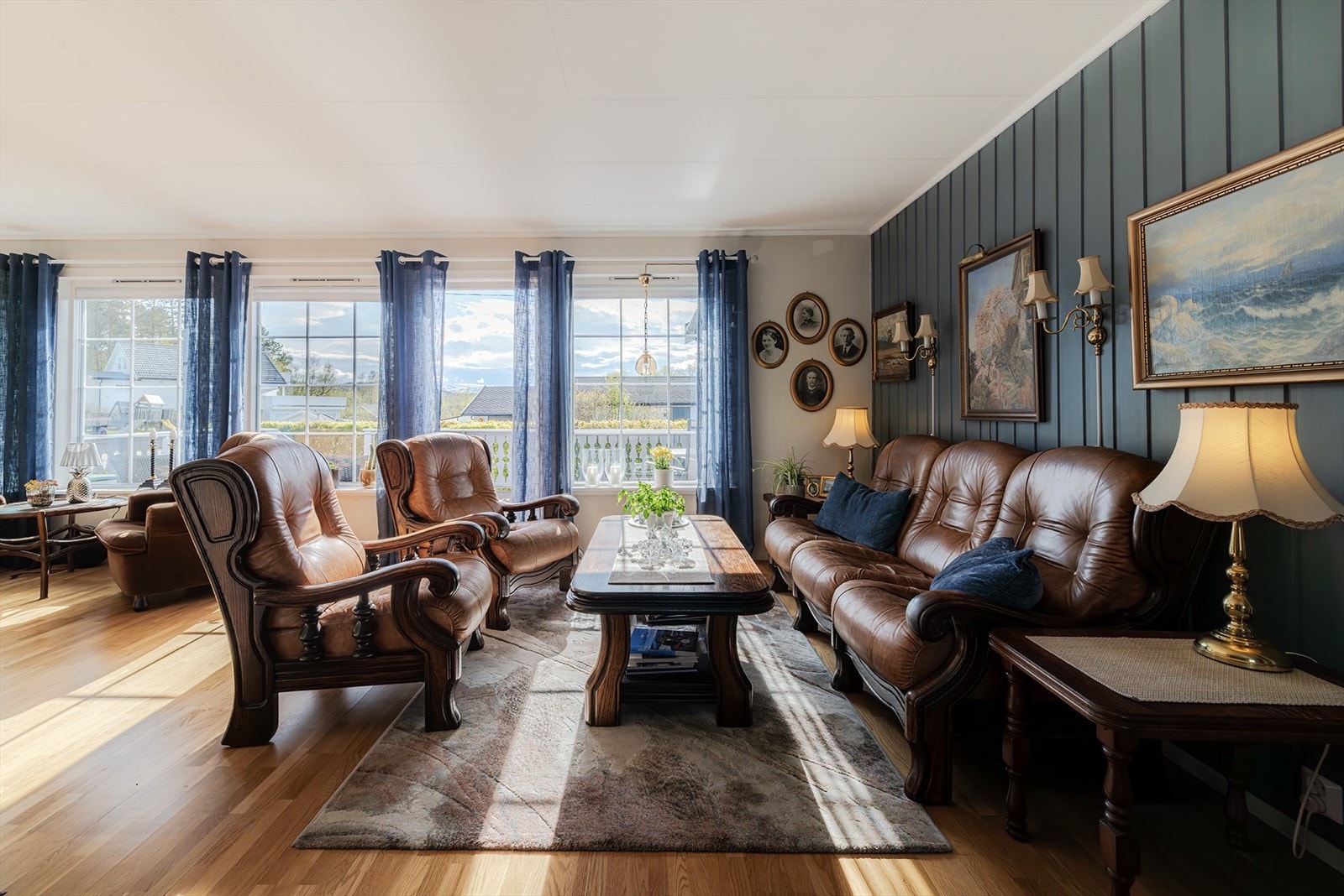 Nye glass i fastkarmvinduene i stuen i hoveddelen i 2023 Galleribilde