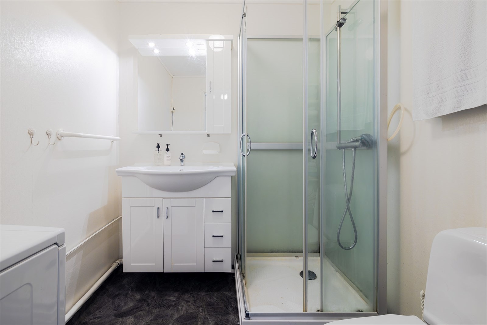 100 - 120 liters varmtvannsbereder i utleieleiligheten fra 2014. Galleribilde