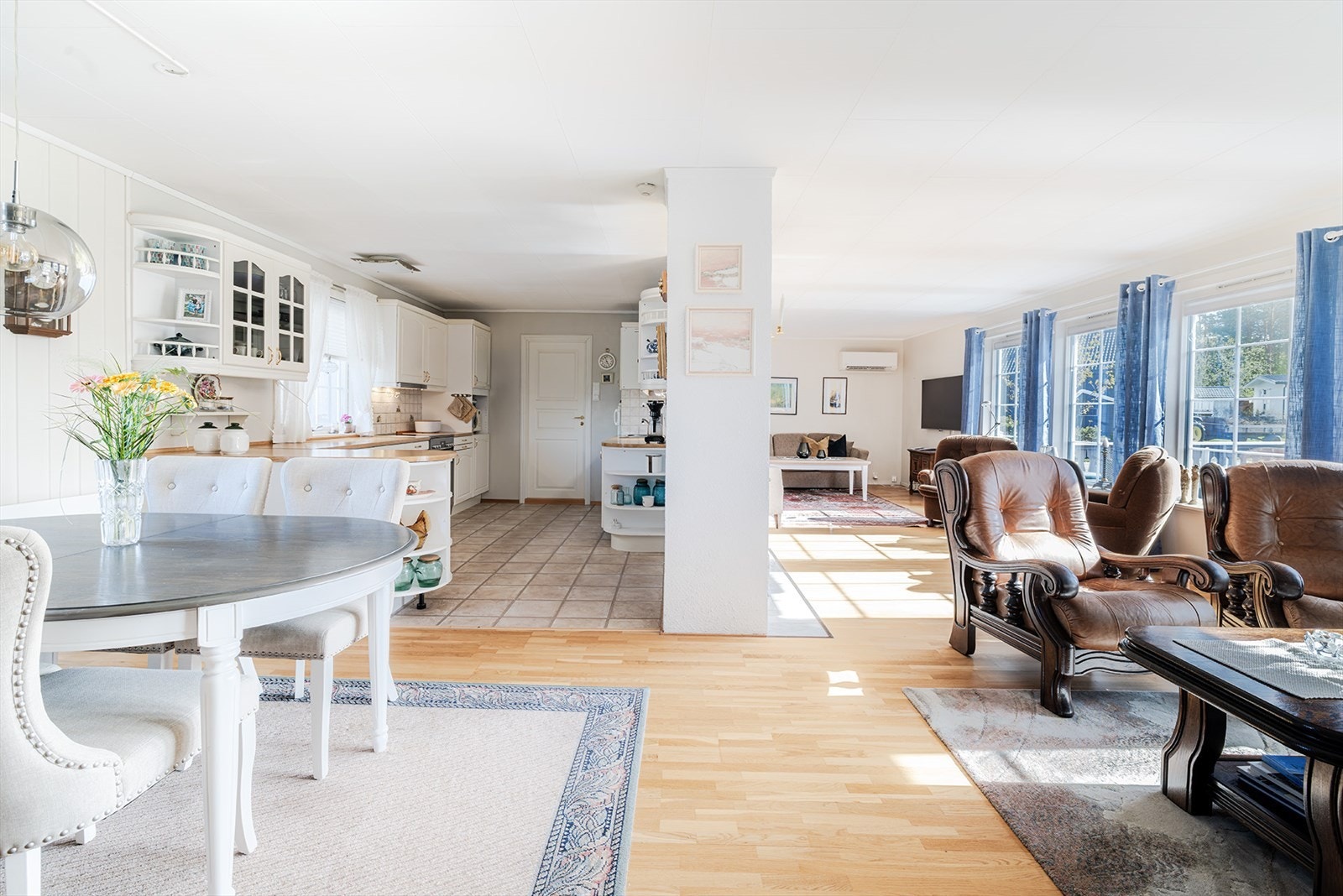 Boligen har alle funksjoner på ett plan i hovedetasjen + kjeller Galleribilde