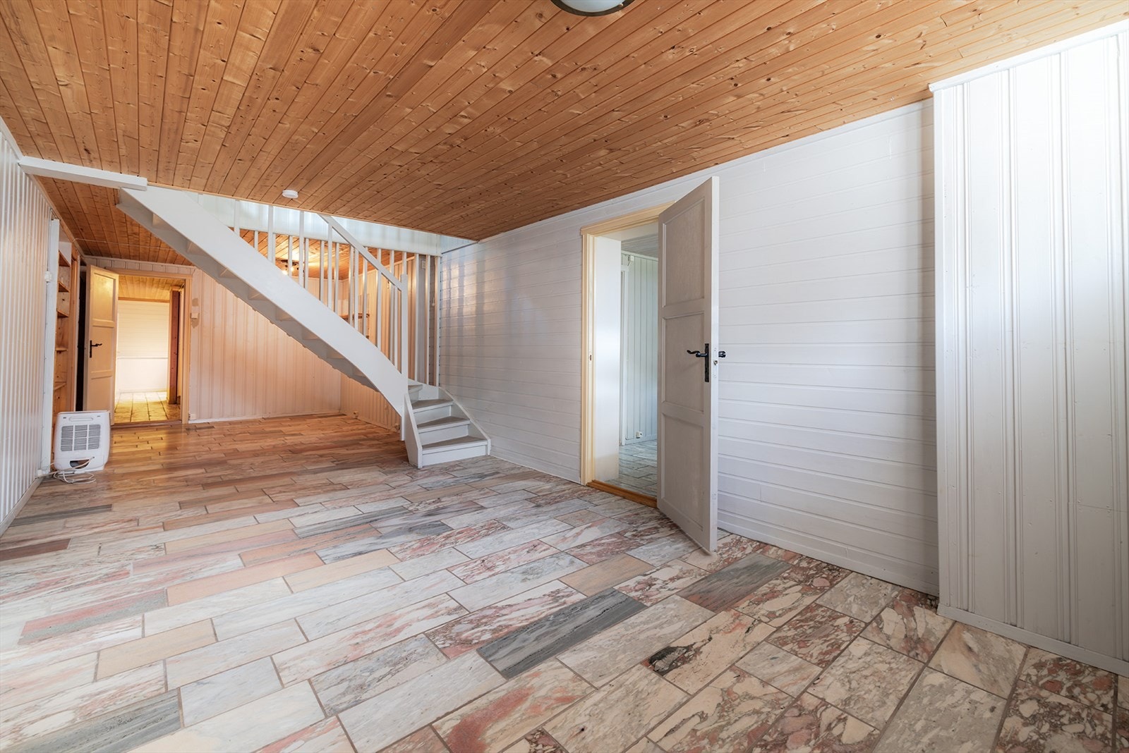 Kjelleren har et bruksareal på 105 kvm Galleribilde