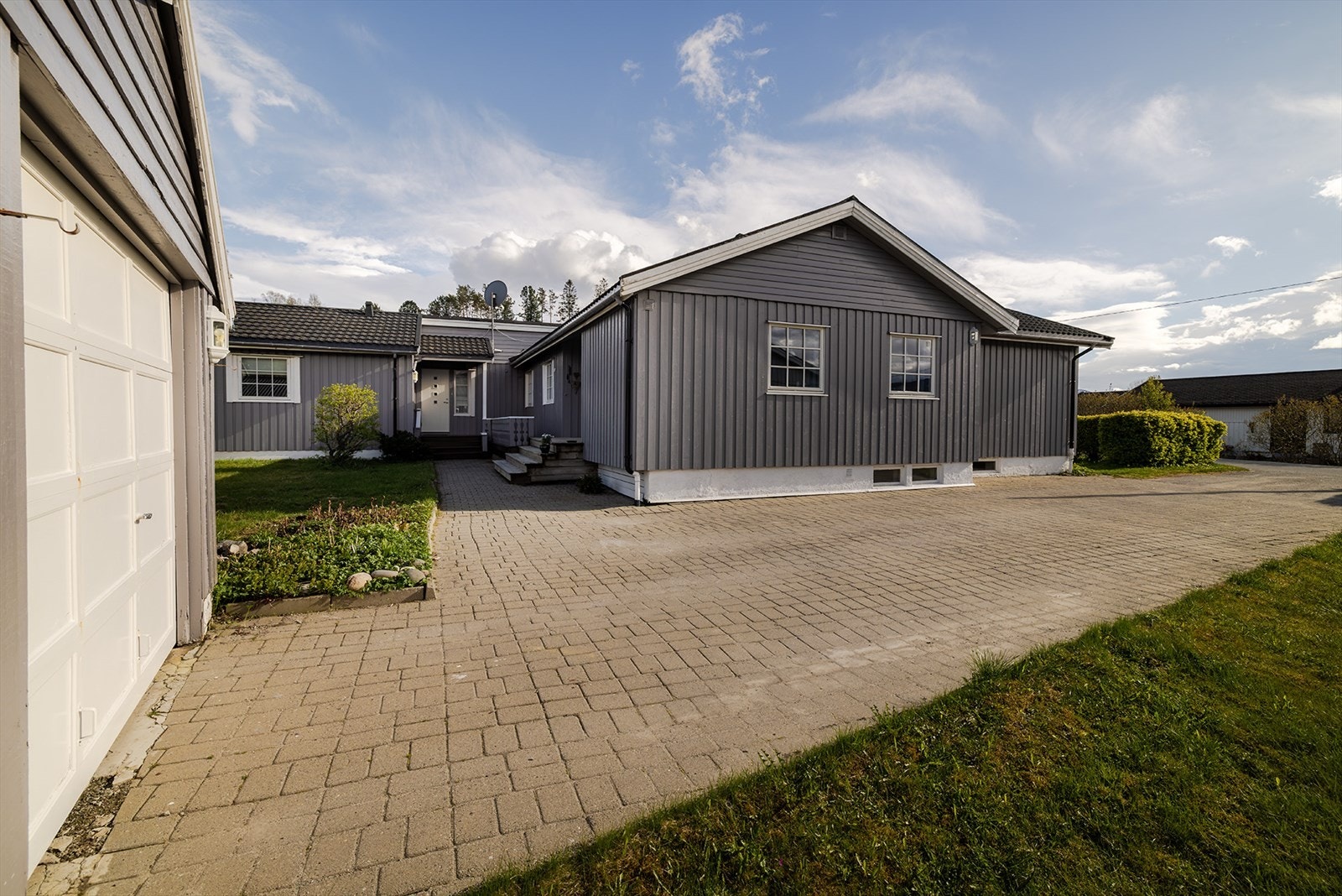 Garasjen er på ca. 22 kvm. Se tilstandsrapport for ytterligere detaljer Galleribilde