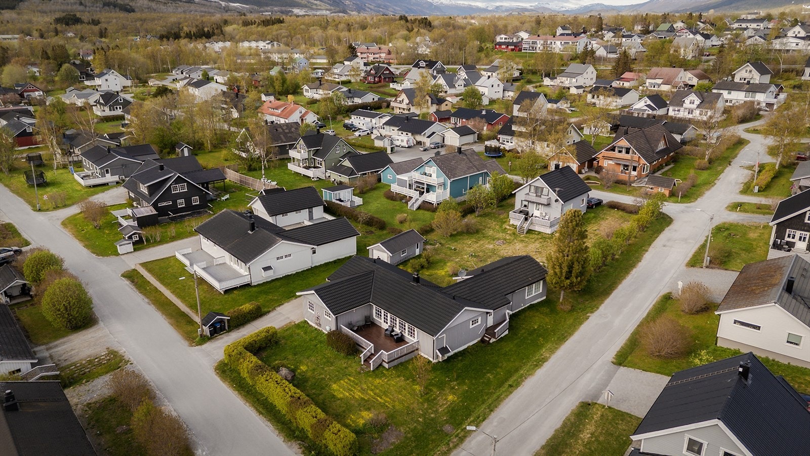 Romslig enebolig med egen utleiedel og garasje på hjørnetomt Galleribilde