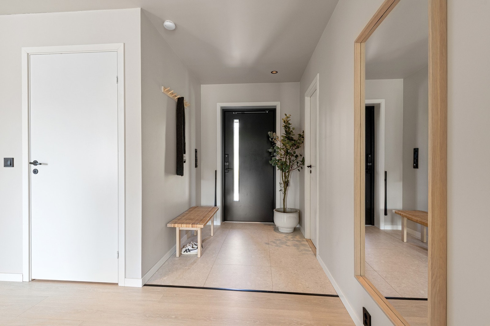 Lys og romslig entré med varmekabler Galleribilde