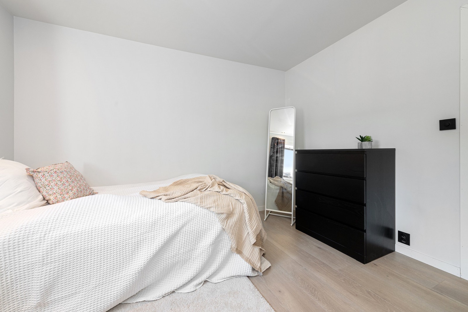 Det er totalt 4 soverom i underetasjen (3 er godkjent) Galleribilde