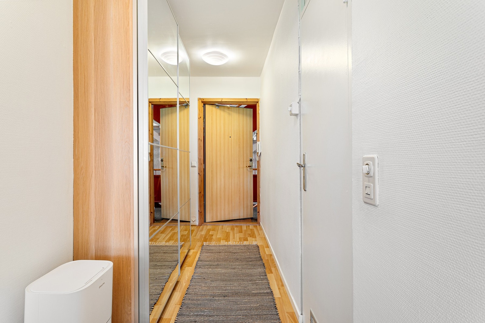 Gode oppbevaringsmuligheter med garderobeskap i entré og flere boder i kjeller. Galleribilde