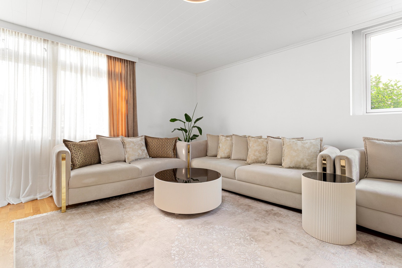 Stuen er malt i lyse farger og får rikelig med naturlig lysinnslipp fra flere vinkler. Galleribilde