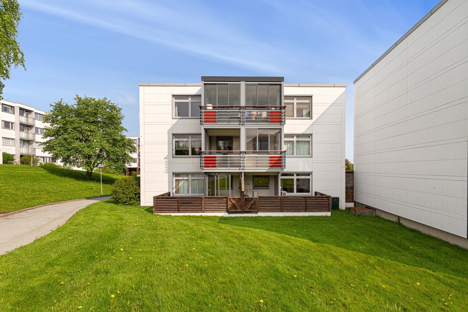 Parkering på felles biloppstillingsplass i borettslaget. Mulighet for leie av garasjeplass og elbillader. Galleribilde