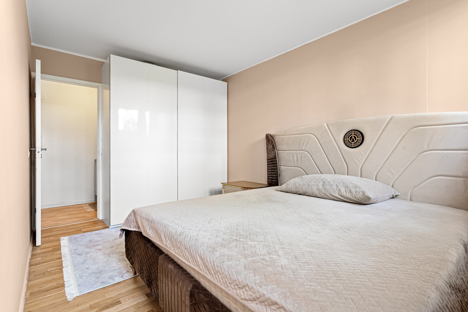 Innredet med garderobeskap som medfølger i handelen. Store vindusflater på soverommet. Galleribilde