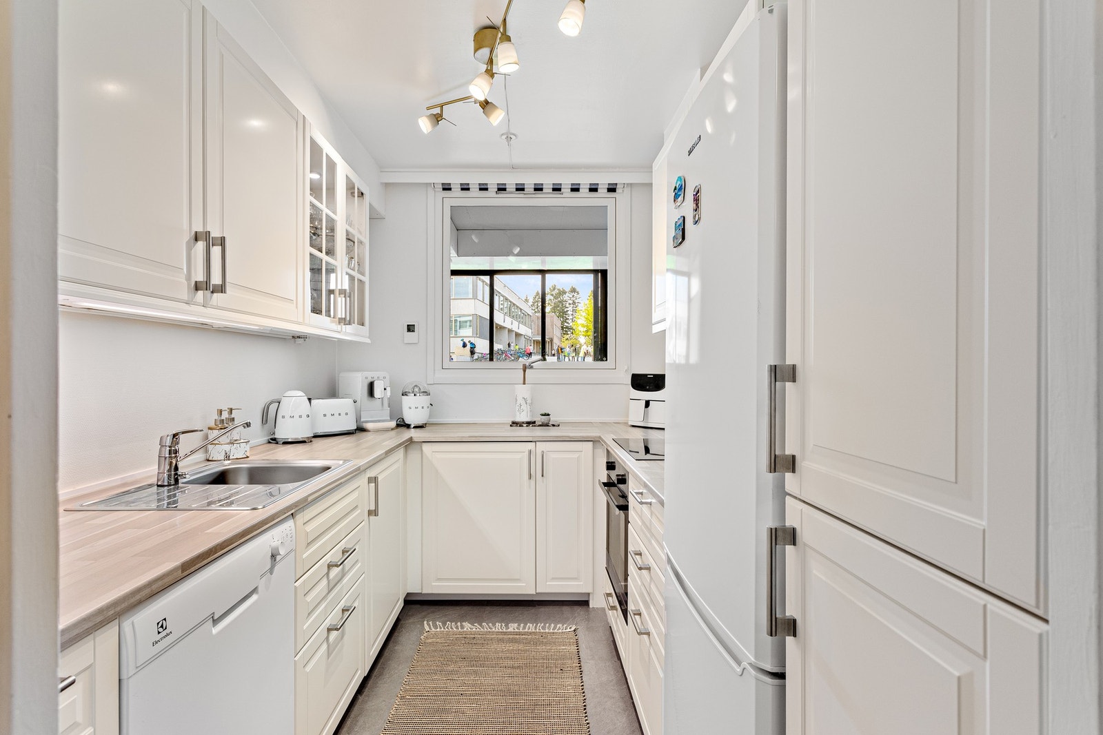 Flott kjøkken med mye skap- og benkeplass. Galleribilde