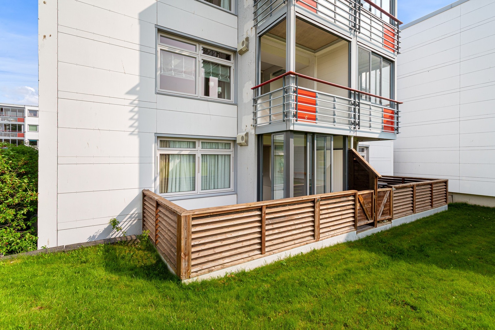 Fra stuen har man utgang til en herlig sørvendt terrasse. Galleribilde