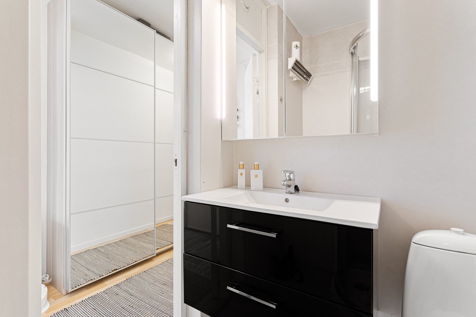 Pen baderomsinnredning med integrerte lys i speil. Galleribilde