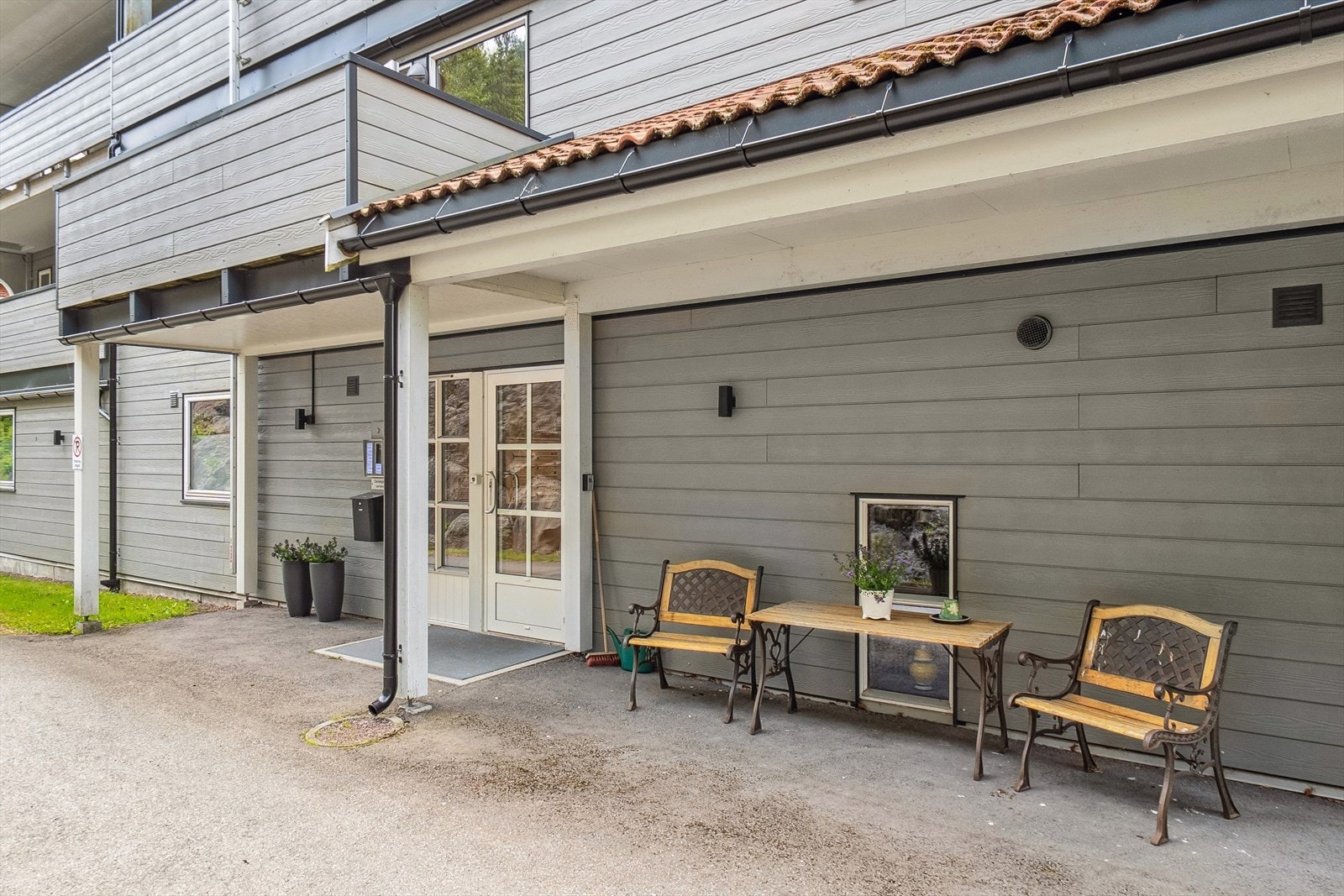 Hovedinngangen til et velholdt borettslag - her kan dere flytte rett inn! Dørcalling - heis - garasjeplass - boder - vaskeplass for bil - usjenert og solrikt Galleribilde