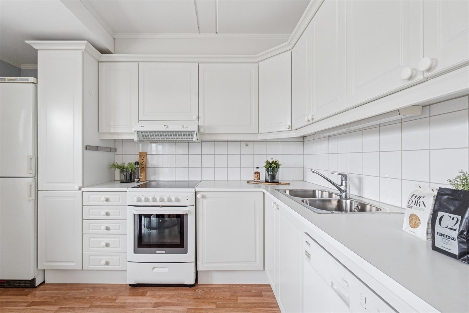 Kjøkkenet har en lys utførelse med åpen løsning mot stuen - hjørneleiligheten vender mot vest og har supre solforhold - flytt rett inn! Galleribilde
