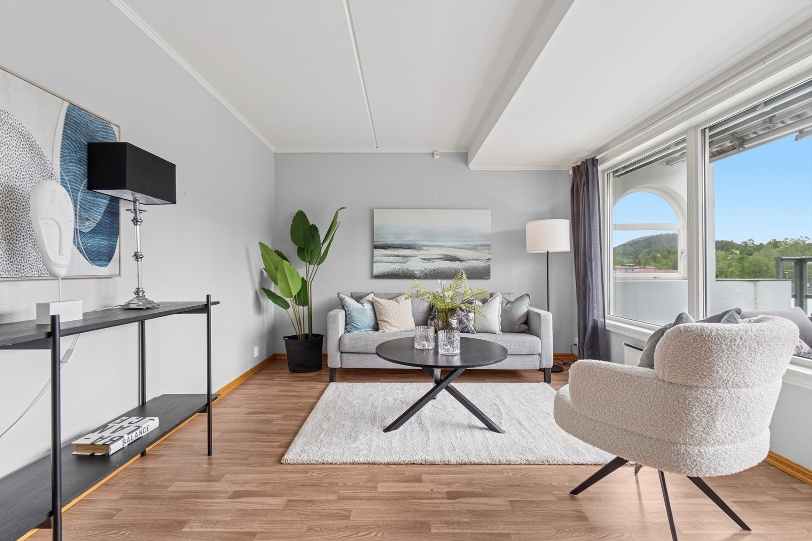 Lys og åpen stue rikelig med plass til behagelige sofaer og tilhørende møblement. Galleribilde
