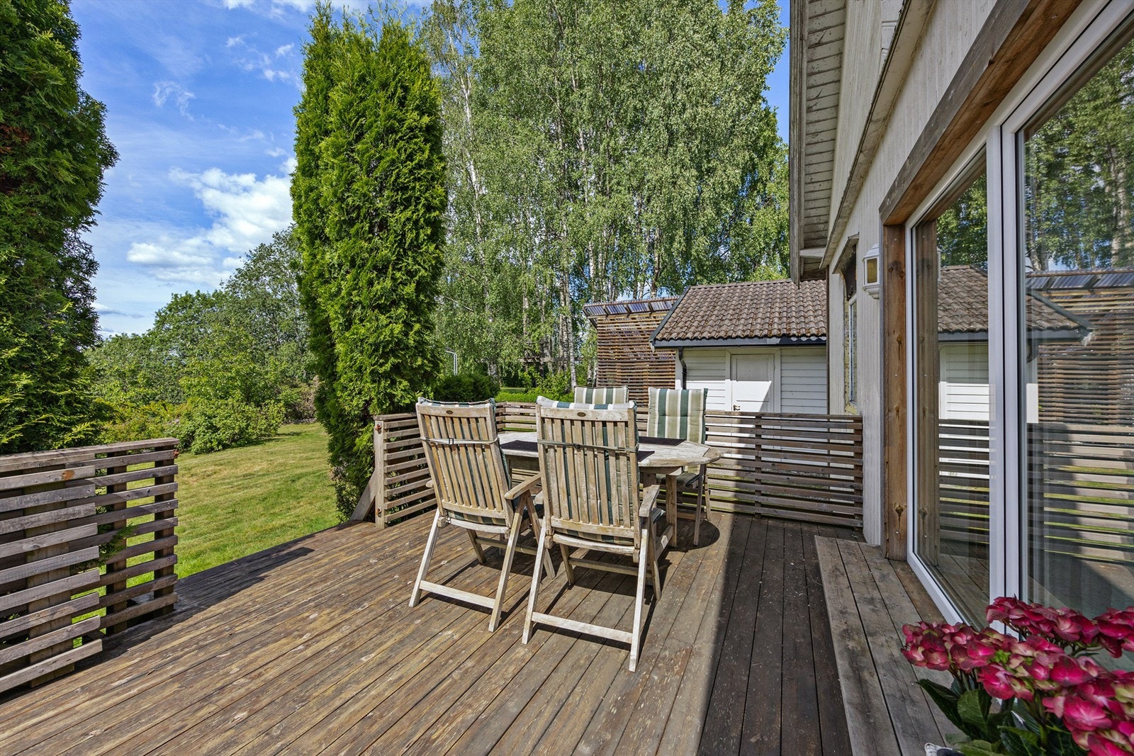Fra stuen er det utgang til en romslig terrasse på hele 41 kvm, perfekt for sommerens hyggelige stunder utendørs Galleribilde