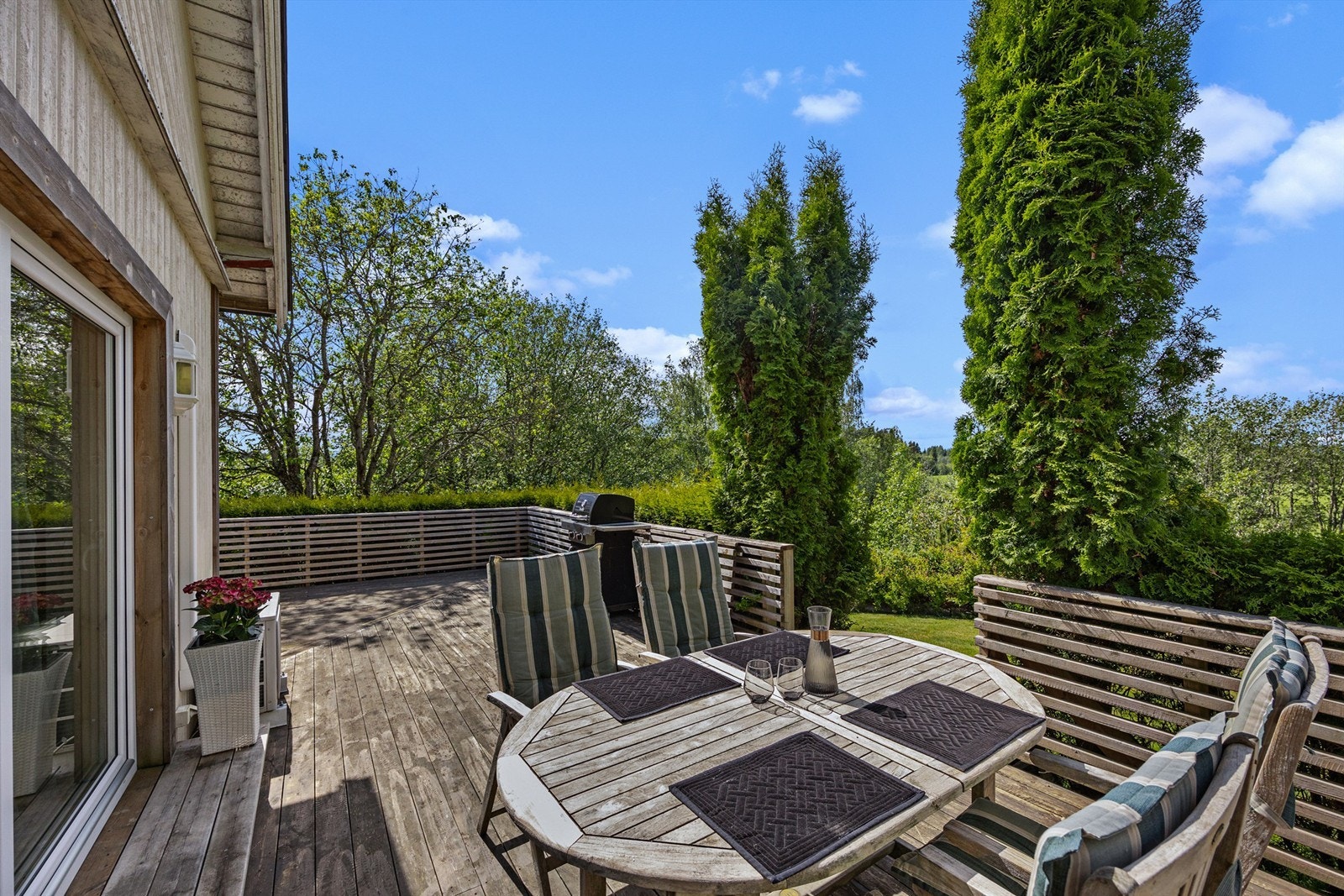 Fra stuen er det utgang til en romslig terrasse på hele 41 kvm, perfekt for sommerens hyggelige stunder utendørs Galleribilde