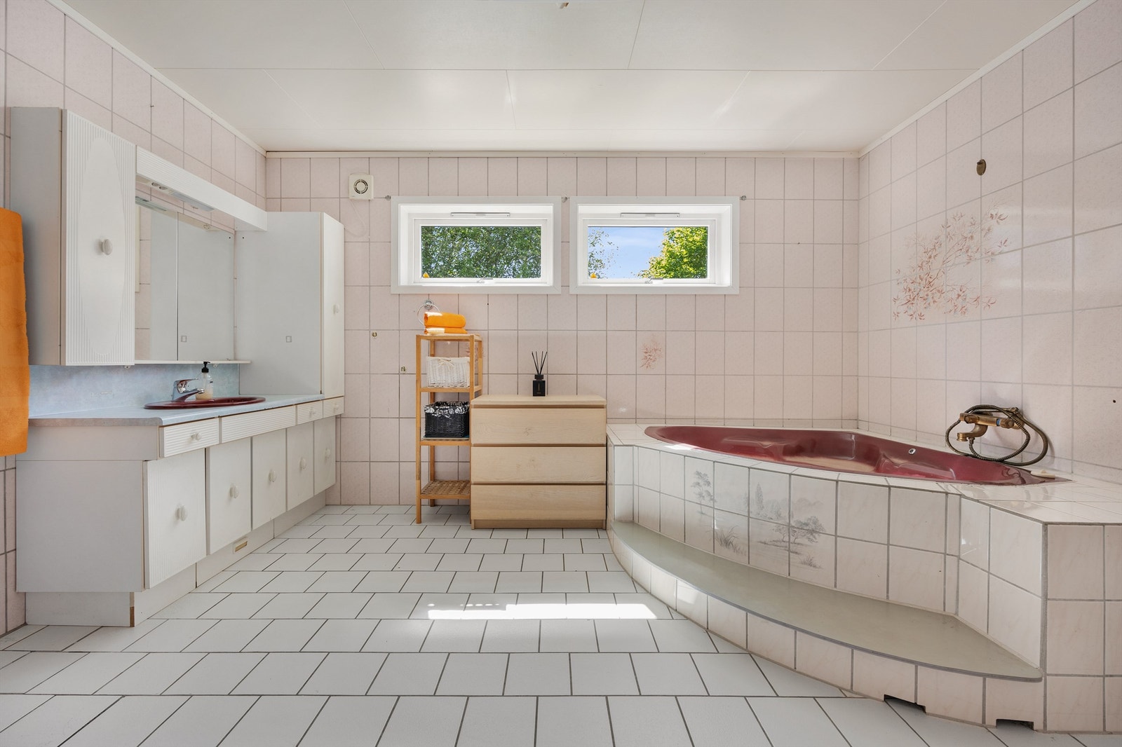 Badet har flislagt gulv og vegger, og med elektrisk gulvvarme. Badet trenger modernisering Galleribilde