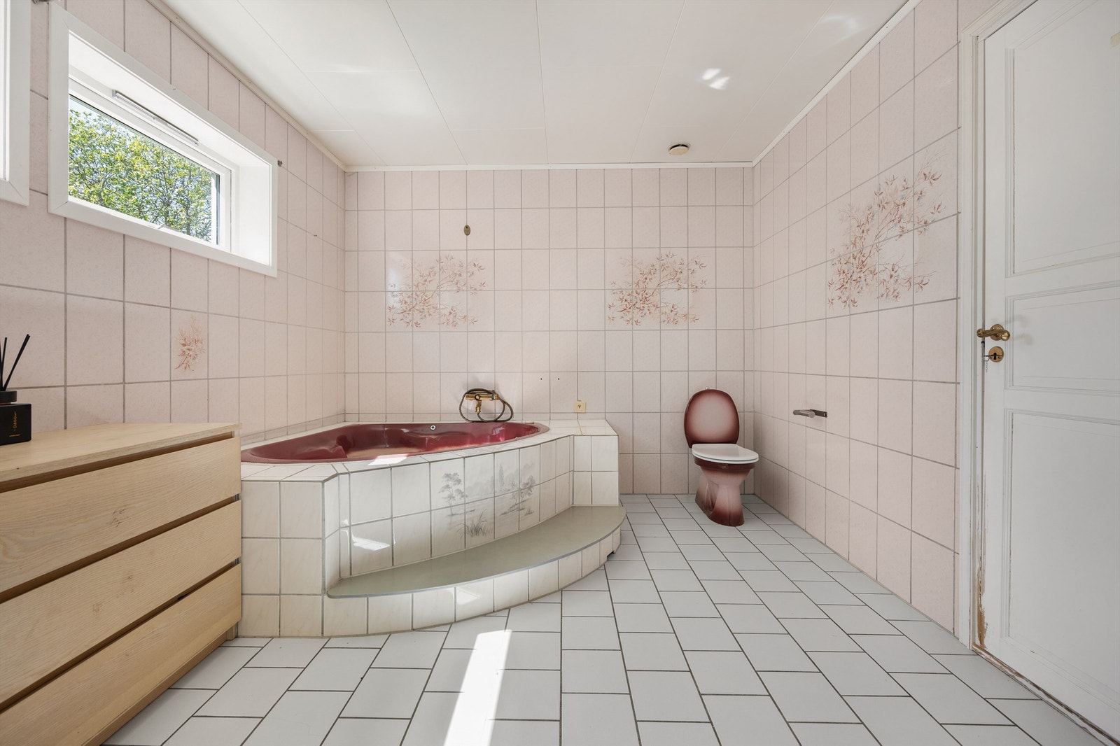 Badet har blant annet boblebad, dusjkabinett og vegghengt innredning Galleribilde