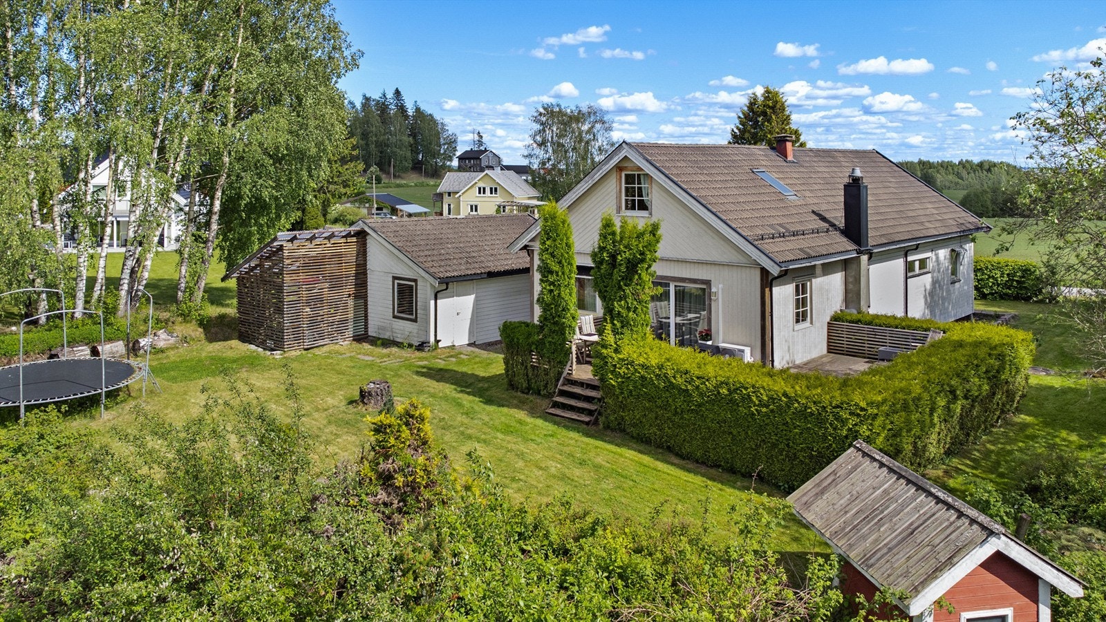 Boligen har et tydelig behov for modernisering og oppgradering, og er ideell for deg som ønsker å sette ditt eget preg og investere i et hjem med landlig sjarm og stor tomt Galleribilde