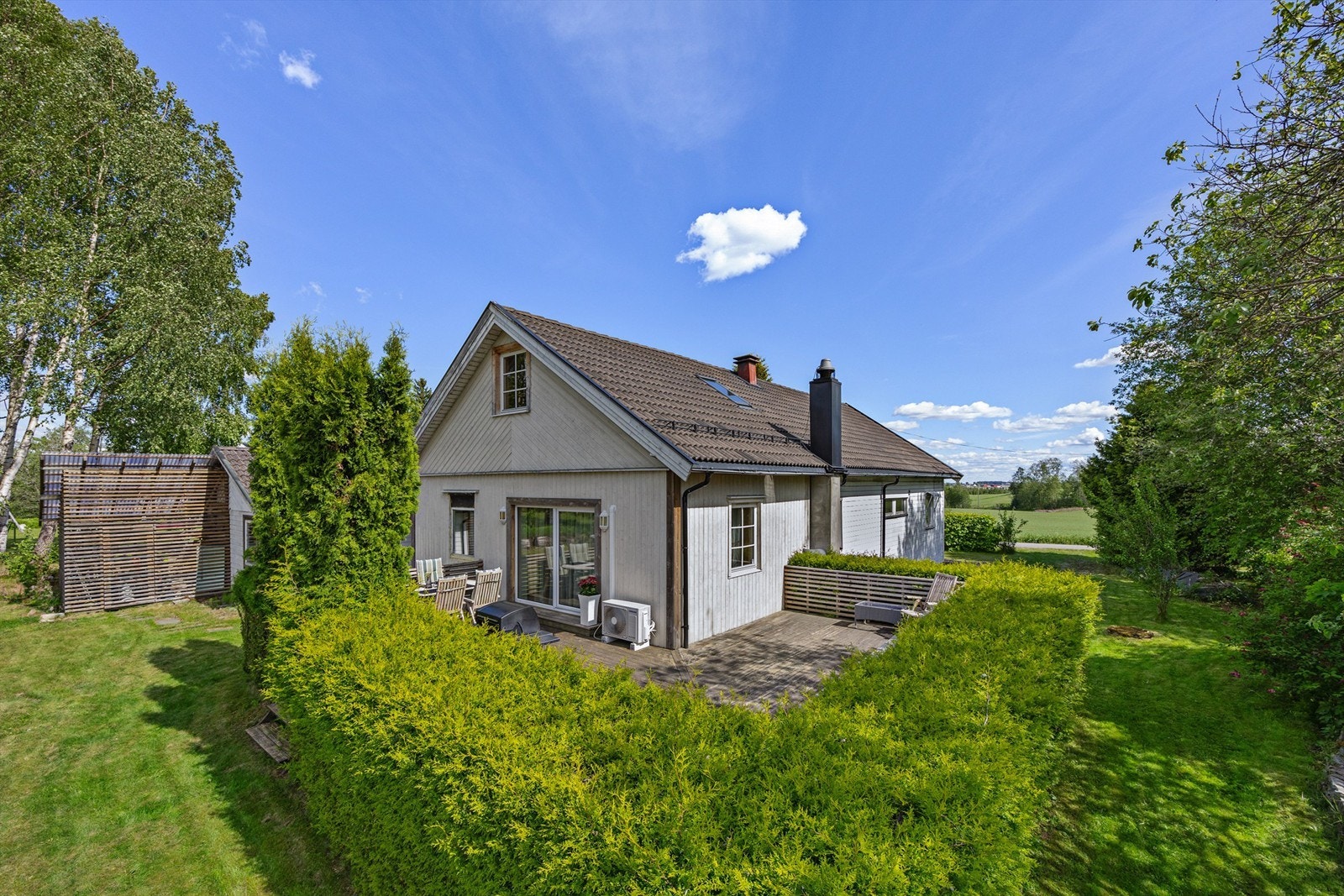 Boligen har et tydelig behov for modernisering og oppgradering, og er ideell for deg som ønsker å sette ditt eget preg og investere i et hjem med landlig sjarm og stor tomt Galleribilde