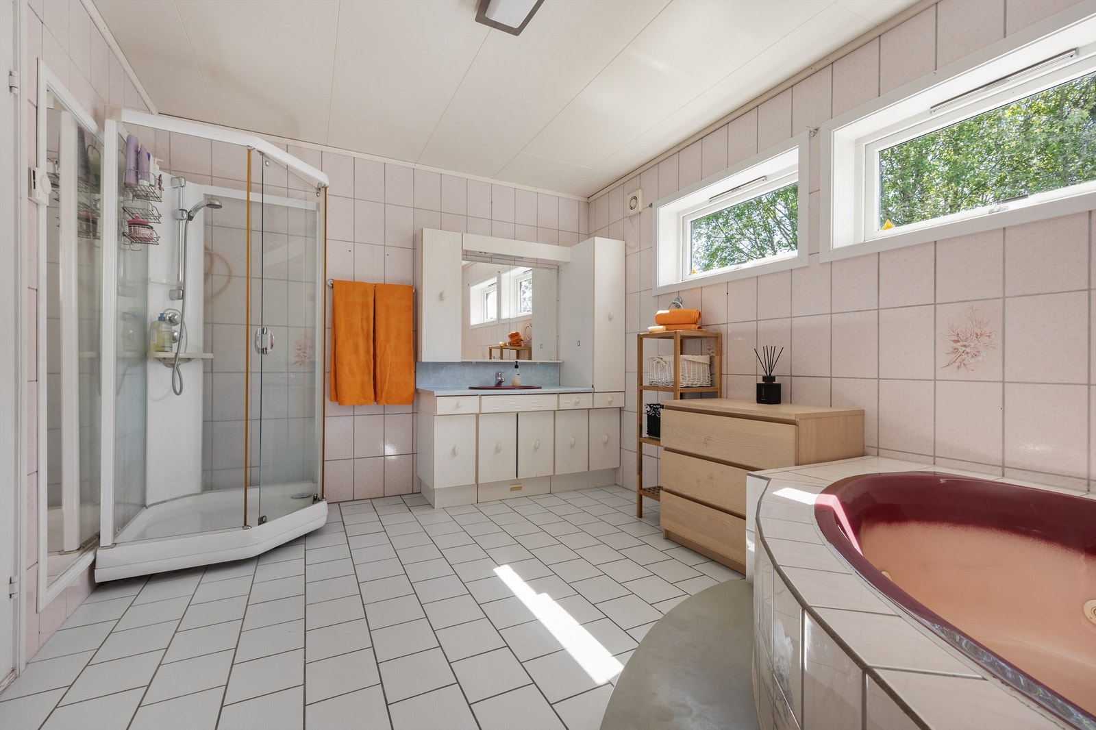 Badet har blant annet boblebad, dusjkabinett og vegghengt innredning Galleribilde