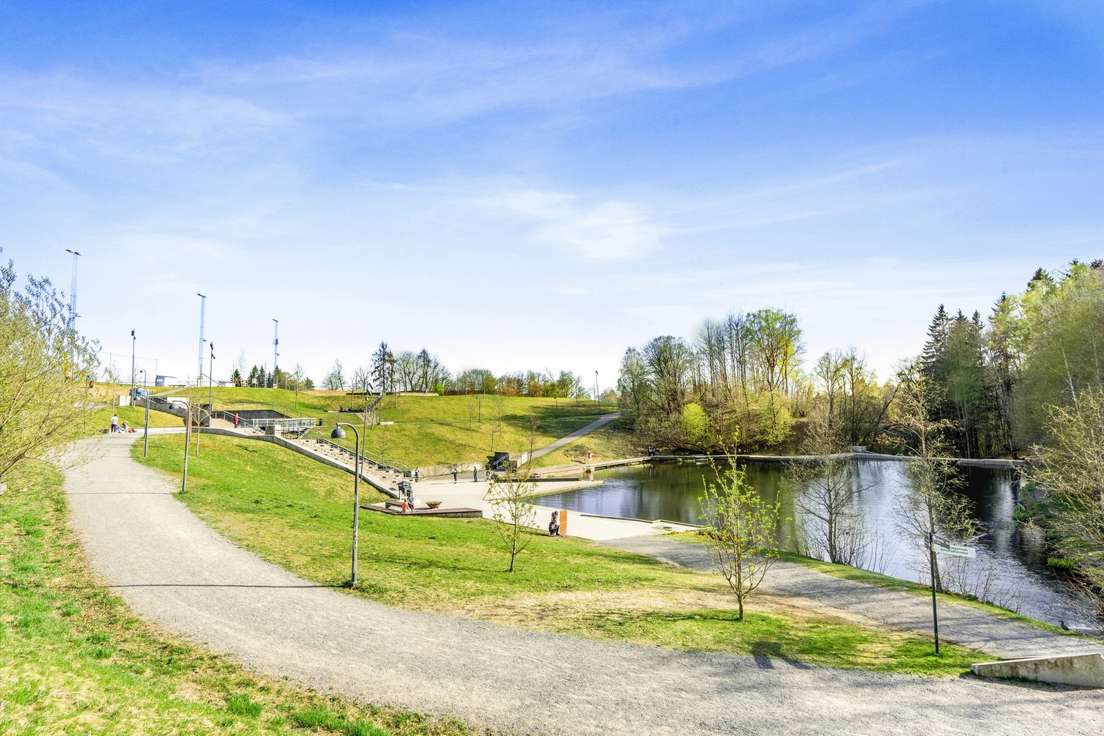 Grorudparken - en moderne bydelspark langs Alnaelva. Galleribilde